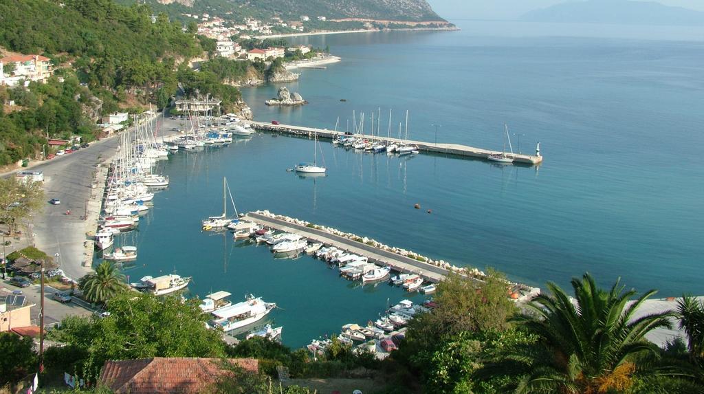 Makis Studios & Apartments Poros  Exterior photo