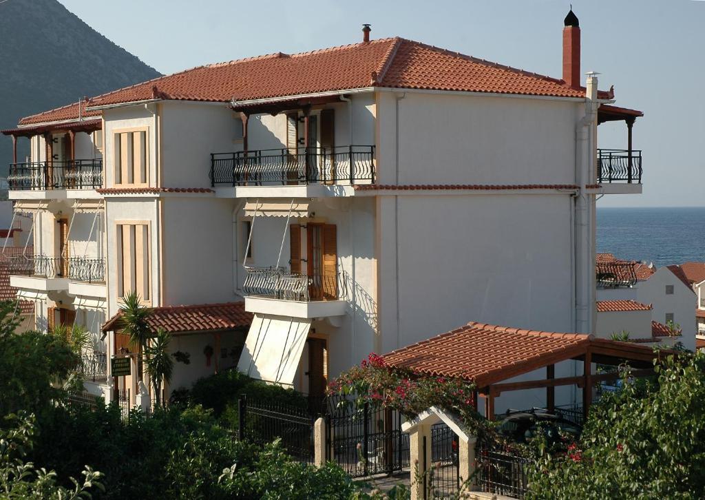 Makis Studios & Apartments Poros  Exterior photo